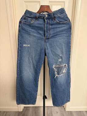 Levi's Ribcage Straight Ankle Distressed Medium Wash Button jeans/0116